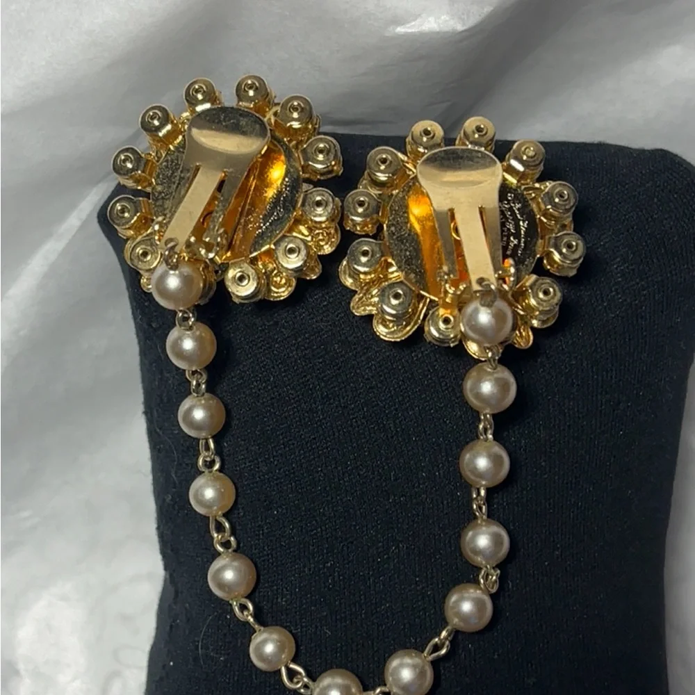 Elegant Gold Color Floral Pearl Chain Brooch
Clip for sweater, shawl or cape - Picture 9 of 9